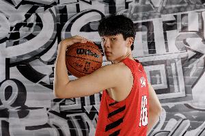 劉維偉：瀚森早上8點(diǎn)到球館做力量訓(xùn)練 他和克林根非一組一起訓(xùn)練