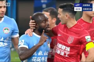 現(xiàn)場球迷朝阿奇姆彭學(xué)猴子叫+罵黑鬼+豎中指，導(dǎo)致比賽一度中斷