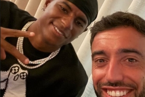 哥倆好！B費(fèi)社媒曬合照祝拉什福德生快：享受現(xiàn)在吧，你配得上