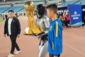 蘇超決賽彩排進(jìn)行：世界杯同款飛貓系統(tǒng)亮相，機(jī)器人送冠軍獎杯