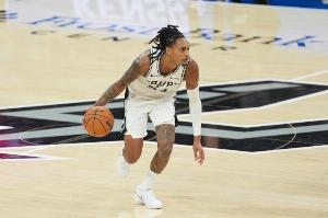 外線開火！瓦塞爾半場9中4拿到12分4板 三分6中3