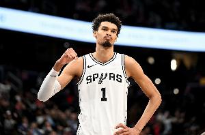 關(guān)鍵時刻展現(xiàn)防守統(tǒng)治力！文班亞馬23中10轟27分18板6助1斷5帽