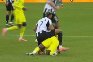 喬林頓對(duì)庫(kù)杜斯的犯規(guī)直接騎上去了……