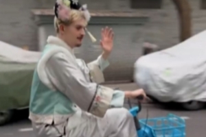 G2官媒發(fā)布整活日常：兔走心還在，正在前往賽場觀賽