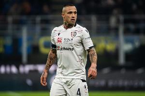 踢球的使命！納因戈蘭：父親避債離家出走，母親獨(dú)自撫養(yǎng)5個(gè)孩子