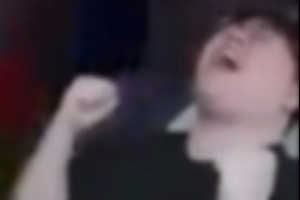 太激情了T1推掉AL基地 Wolf直播振奮雙臂激情歡呼