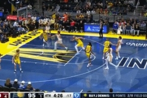 行云流水！丹尼爾斯吊給高位奧孔武 后者妙傳助約翰遜飛身扣籃