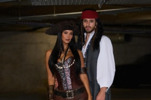 萬圣節(jié)！魯本-迪亞斯與女友cos加勒比海盜