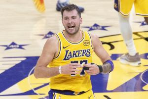 東契奇連續(xù)三場(chǎng)砍下40+！解說：看來確實(shí)得減肥啊