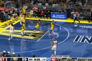 一飛沖天！杰倫-約翰遜送擊地長傳 里薩謝滑翔雙手暴力砸扣