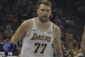 爐火純青！東契奇撤步三分飆中 湖人繼續(xù)咬住比分