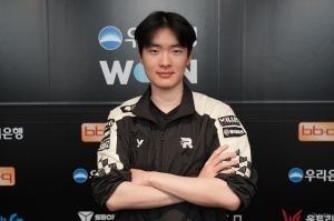 你是以為哥不會(huì)心系老東家嗎？Rascal一邊前線扛槍一邊在粉絲群給KT加油