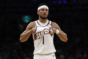 下場打不敗馬刺！布克：此前從未遇到這樣情況 看了文班高光集錦