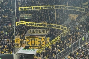 sport1：多特球迷抗議賽程安排，致該隊和奧格斯堡的比賽多次中斷