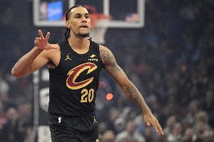 打得不錯(cuò)！杰倫-泰森14中7&4記三分拿下18分4板4助3帽