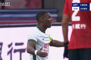 法比奧單刀球過掉門將后接觸倒地，主裁判和VAR認(rèn)定不是點球