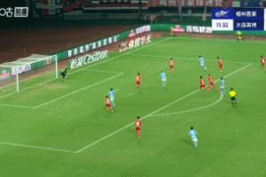 梅州逃過一劫！佩尼亞中路一漏，閆鵬點球點打門擊中立柱彈出