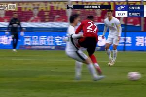 逃過一劫？卡米洛飛蹬江文豪腹部染黃，VAR介入認(rèn)定非紅牌