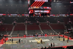 新賽季NBA杯首戰(zhàn)遇上萬圣節(jié)！開拓者隊(duì)記曬球隊(duì)主場地板