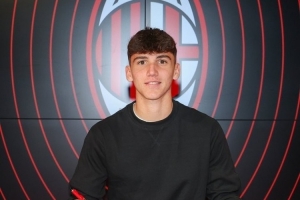 迪馬：AC米蘭有意續(xù)約17歲中場(chǎng)新星埃馬努埃萊-薩拉