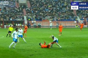 這下太痛了！第43分鐘，宋浩宇防守時被倒地的羅競踢到襠部