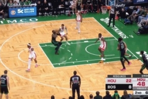 陷入困境！杰倫-布朗被小史密斯防得原地轉(zhuǎn)圈 最終走步違例