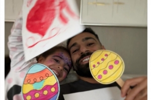 享受溫馨家庭時(shí)光！薩拉赫社媒曬陪伴女兒玩耍照片