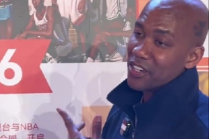 馬布里透露96黃金一代合影小秘密：科比因左手打石膏并未露出