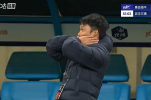 這球都沒進(jìn)！賀慣絕佳機(jī)會踢偏海牛再逃一劫，鄧卓翔驚出表情包