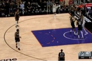 不容易！文班籃下接球完成扣籃 打破個(gè)人得分荒