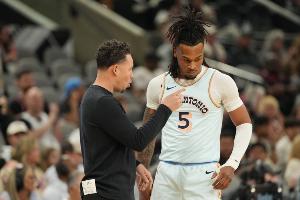 光速五犯！布克一回合連造卡斯?fàn)柸齻€(gè)犯規(guī) 直接走上罰球線(xiàn)