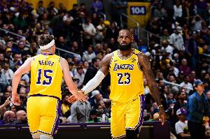 里夫斯：我應(yīng)該是助攻過(guò)一對(duì)父子空接的NBA歷史首人 這很特別