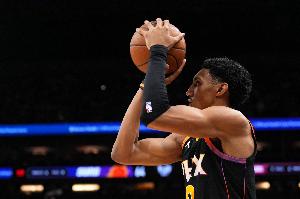 布克：鄧恩更有侵略性了 他今夏一直在訓(xùn)練 好像一天都沒(méi)休息過(guò)