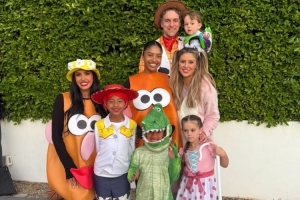 瓦妮莎曬出全家萬圣節(jié)裝扮 加索爾再次陪同科比家人一起過節(jié)