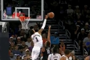 遮天蔽日！格雷森-阿倫強(qiáng)攻上籃 文班亞馬大帽扇出界外