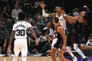 危險(xiǎn)了！文班低位要位揚(yáng)手打翻布克 被吹進(jìn)攻犯規(guī)&本場(chǎng)第4次犯規(guī)