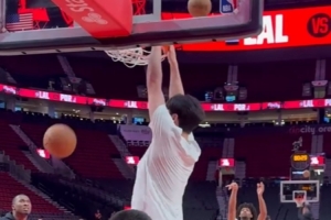 就得硬一點(diǎn)！楊瀚森賽前和助教對抗熱身 籃下終結(jié)連續(xù)暴扣+勾手