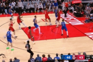 秀??！拉塞爾面對KD、亞當(dāng)斯包夾 不看人隱蔽助攻籃下輕松得分