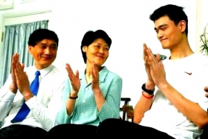 楊毅：姚明在火箭時(shí)父母也在被隊(duì)友嘲笑 但中國孩子就得有人照顧