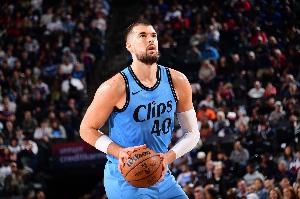 積極但終結效率不高！祖巴茨半場7投僅3中拿到6分10板