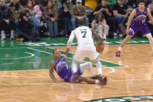 這不是犯規(guī)？基昂特-喬治滑倒鏟翻杰倫-布朗 裁判沒有吹罰