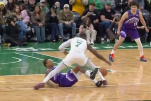 布朗被滑鏟不犯規(guī)？主裁：兩人接觸前都滑倒了 所以沒(méi)有吹罰犯規(guī)