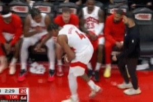 挺突然的！斯科蒂-巴恩斯手部不適返回更衣室