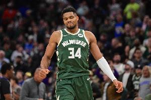 苦苦支撐！字母哥半場12投7中得15分6板2助1蓋帽 球隊落后19分