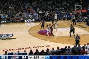 還是嫩！埃奇庫姆中線被大球防守干擾差點(diǎn)失誤 強(qiáng)突上籃再被帽