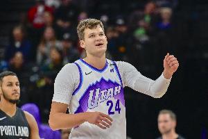 左肩關(guān)節(jié)盂撕裂！Shams：爵士中鋒凱斯勒接受手術(shù) 賽季報(bào)銷(xiāo)