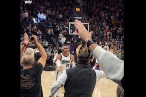 23分16板10助！威少轉(zhuǎn)發(fā)和球迷慶祝圖并配經(jīng)典名言：Why not？！