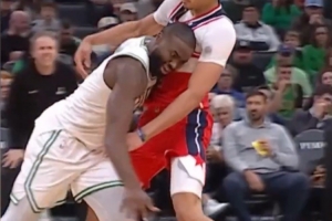 這是AI？發(fā)際線粉蹭對手身上！杰倫·布朗：AI的使用已經(jīng)泛濫了