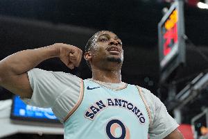 百發(fā)百中！凱爾登·約翰遜半場(chǎng)3投3中&罰球4中4得10分1板1斷0失誤