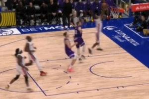 攻防一條龍！霍蘭正面帽翻喬治 隨后自己反擊完成滑翔折疊暴扣